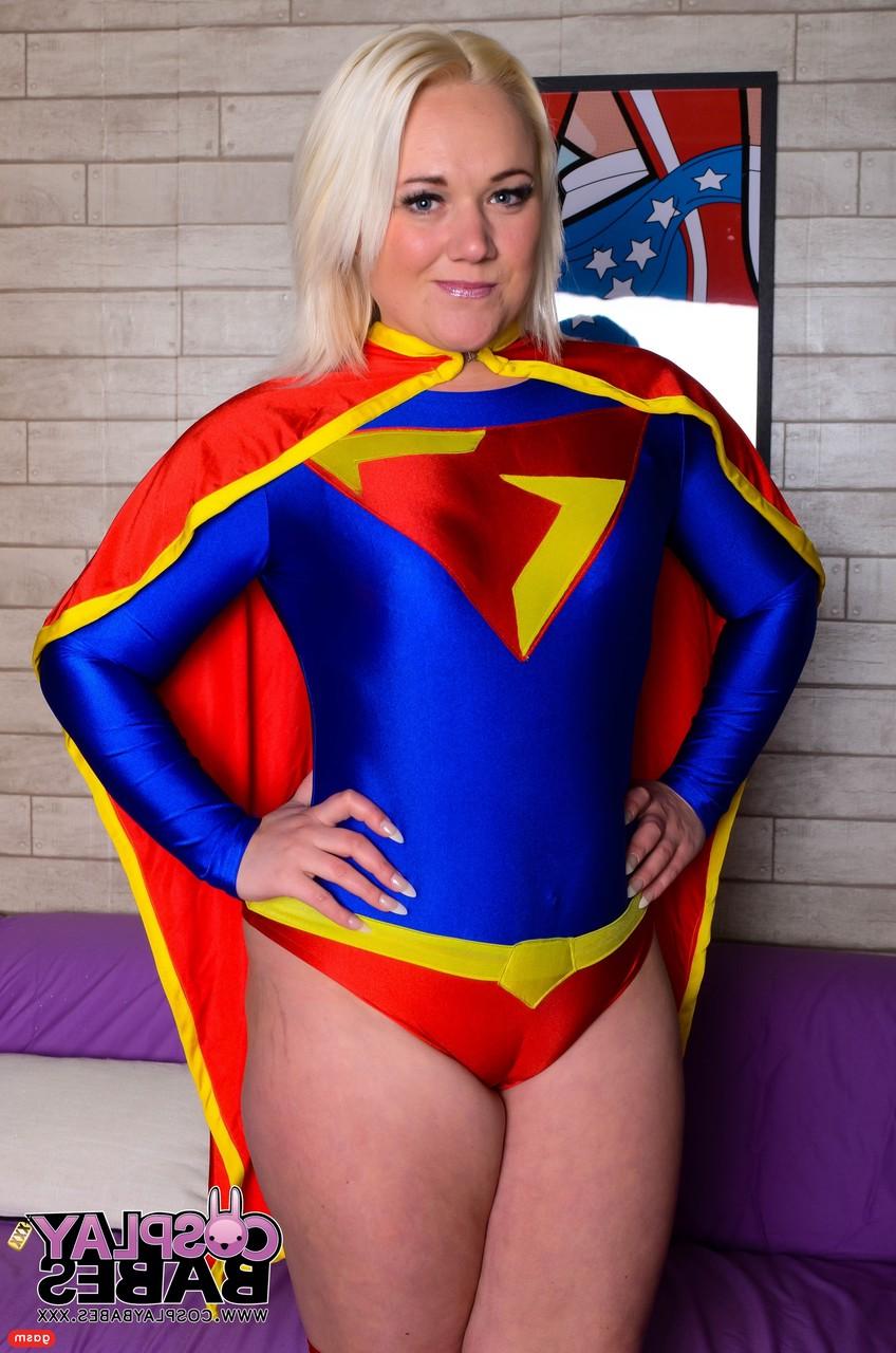 15P Supergirl loira Tanya Lixxx posando com uma gozada pegajosa em todo o rosto