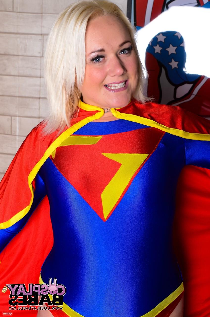 15P Supergirl loira Tanya Lixxx posando com uma gozada pegajosa em todo o rosto