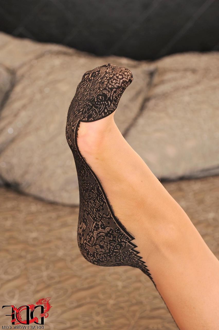 20P La chaude Becky Holt exhibe ses longues jambes et lèche ses pieds sexy lors d'un strip-tease.
