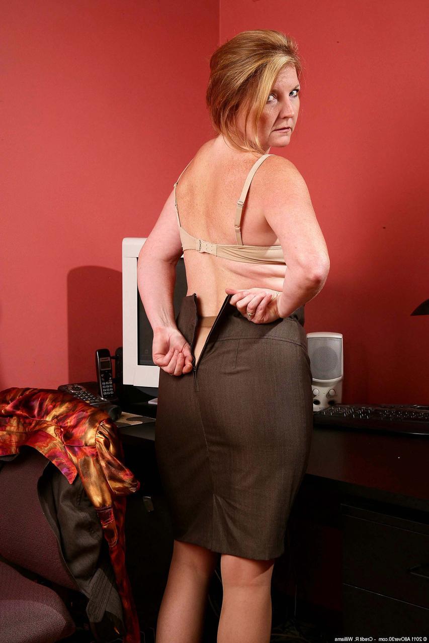 20P Stacie, maman potelée, dévoile ses seins naturels et perd ses bas de nylon pour montrer sa chatte.