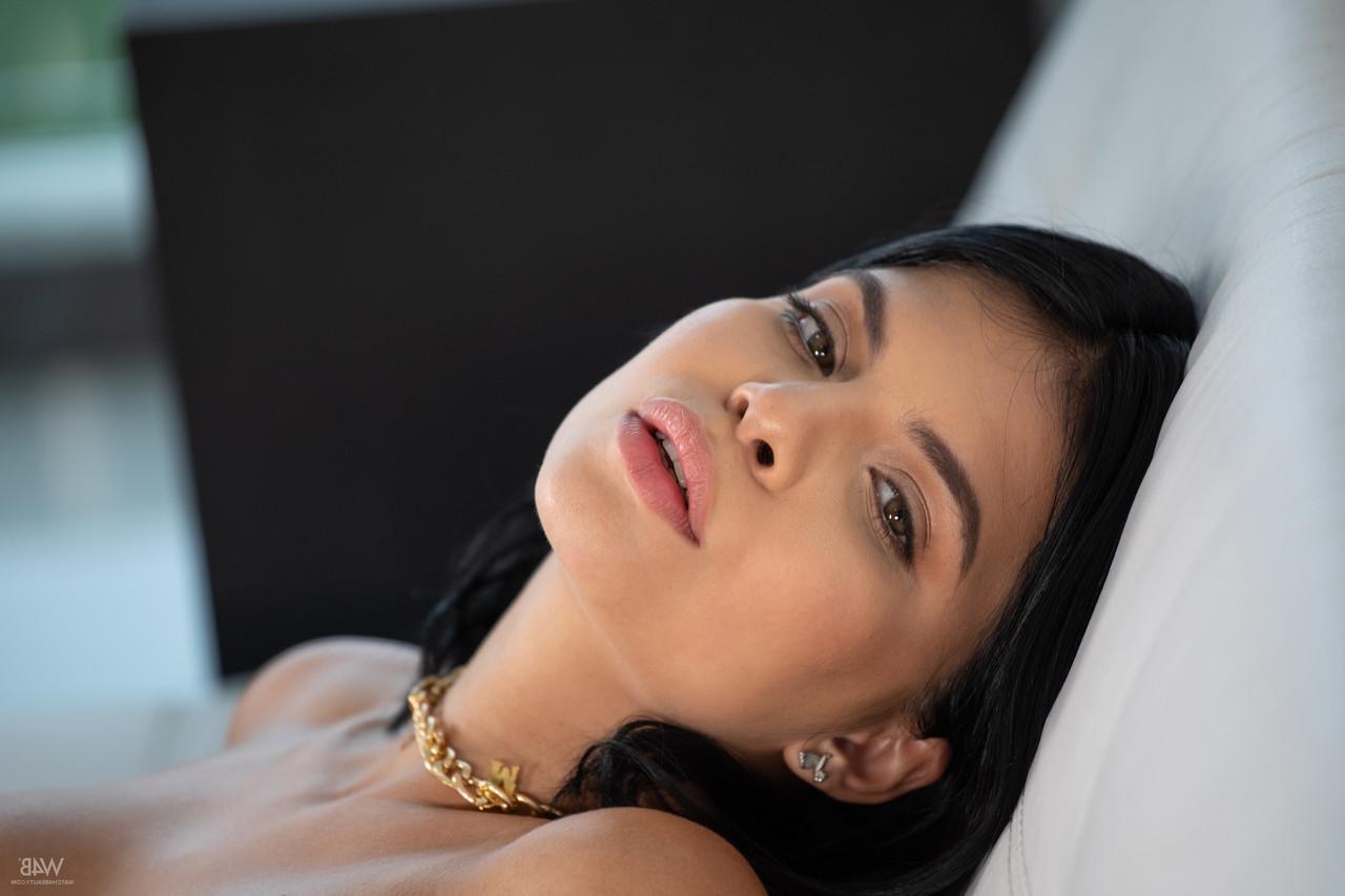 20P Adolescente glamorosa com peitos grandes e bunda Ivy Miller dedilha ambos os buracos