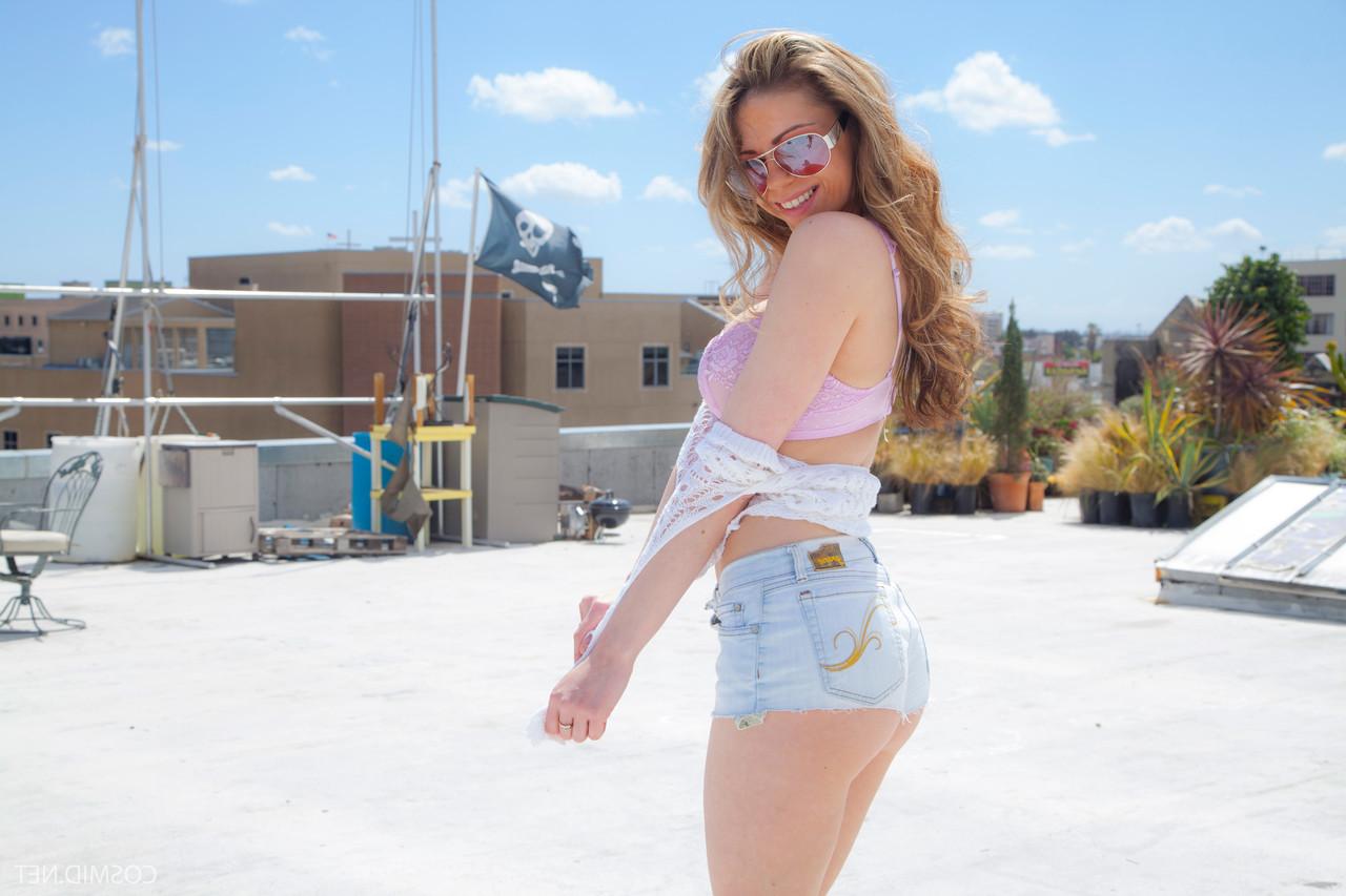 16P A modelo amadora Kylie K tira a roupa do lado de fora enquanto trabalha em um bambolê