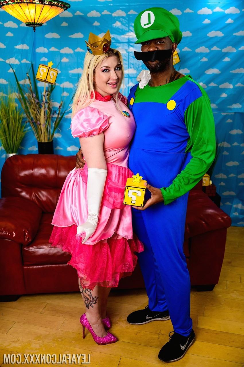 20P La MILF rubia con curvas Leya Falcon se desmaya duro durante un cosplay de Super Mario