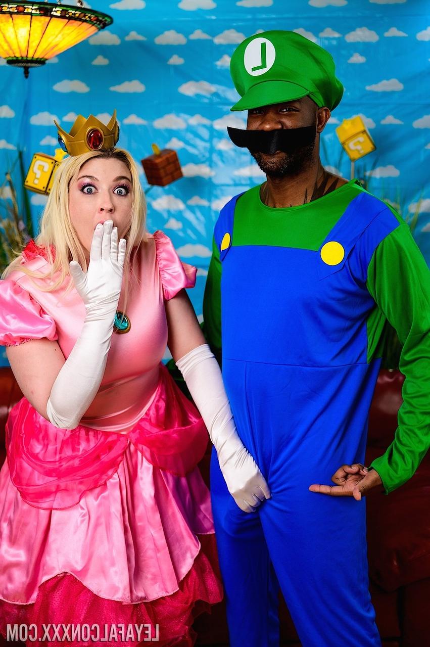 20P La MILF rubia con curvas Leya Falcon se desmaya duro durante un cosplay de Super Mario