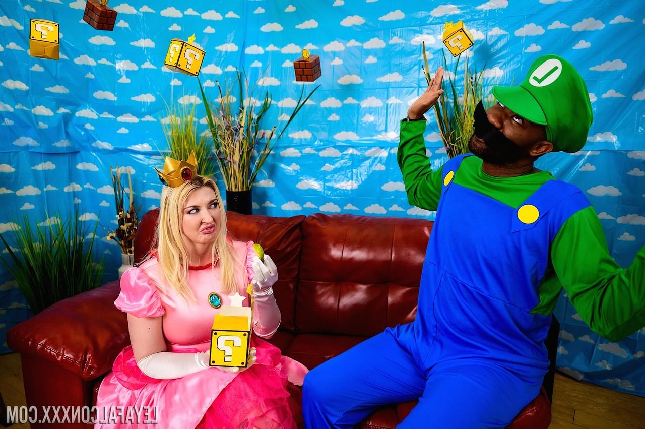 20P La MILF rubia con curvas Leya Falcon se desmaya duro durante un cosplay de Super Mario