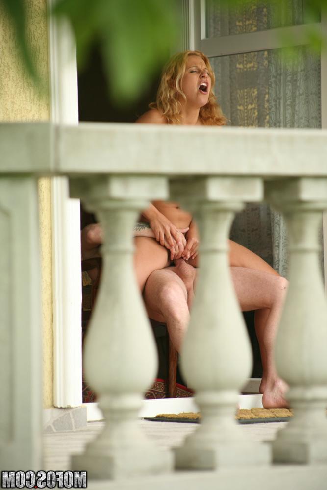 16P GFoxy lady loria Cruise é pega em um vídeo voyeur fodendo ao ar livre