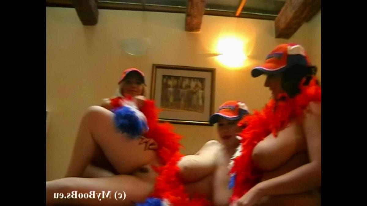 16P Mulheres peitudas acabam nuas enquanto se masturbam com brinquedos sexuais