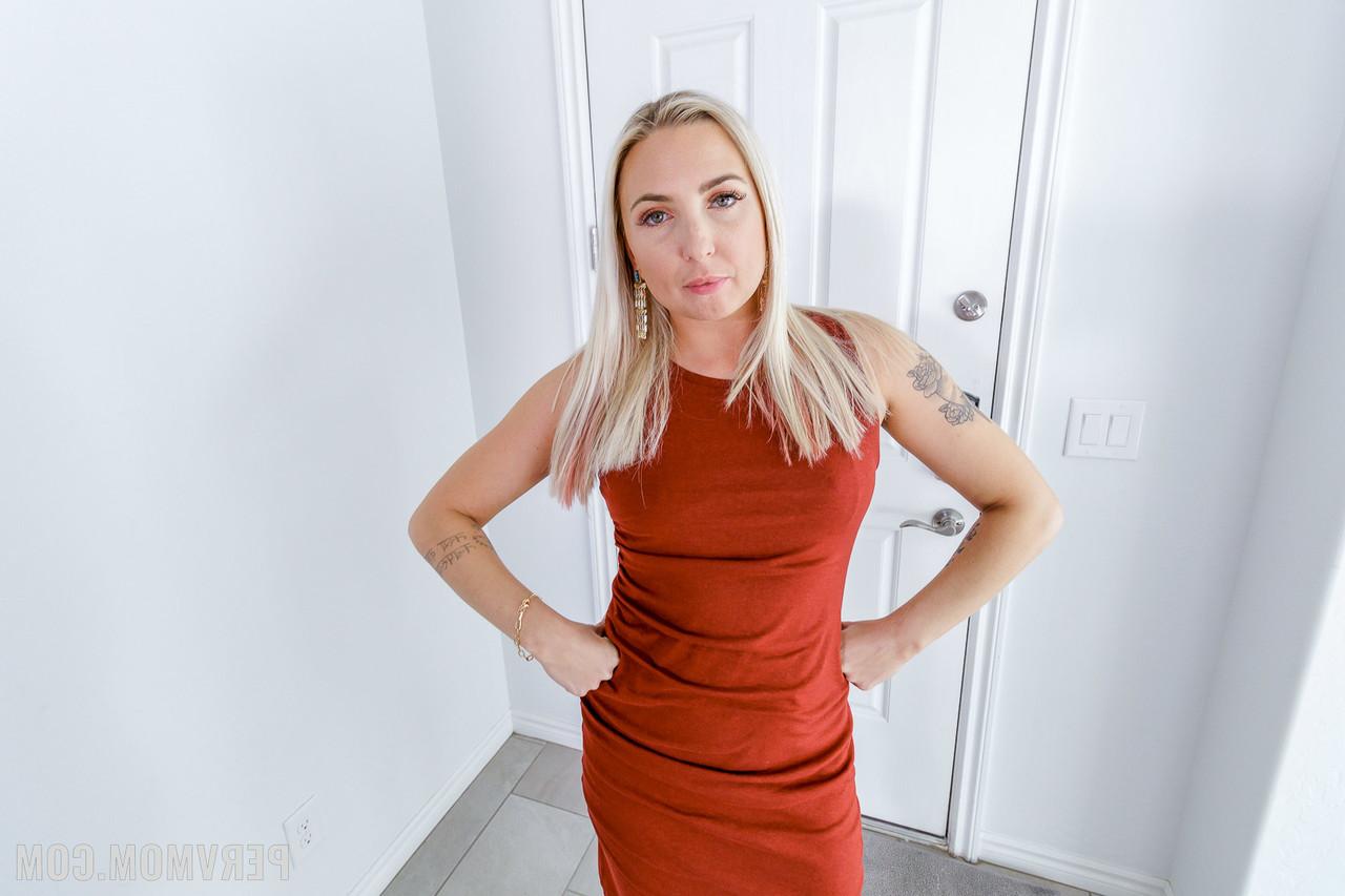 20P Die blonde Puma Heather Hendrix entblößt ihren Körper und wird in POV-Action gebumst