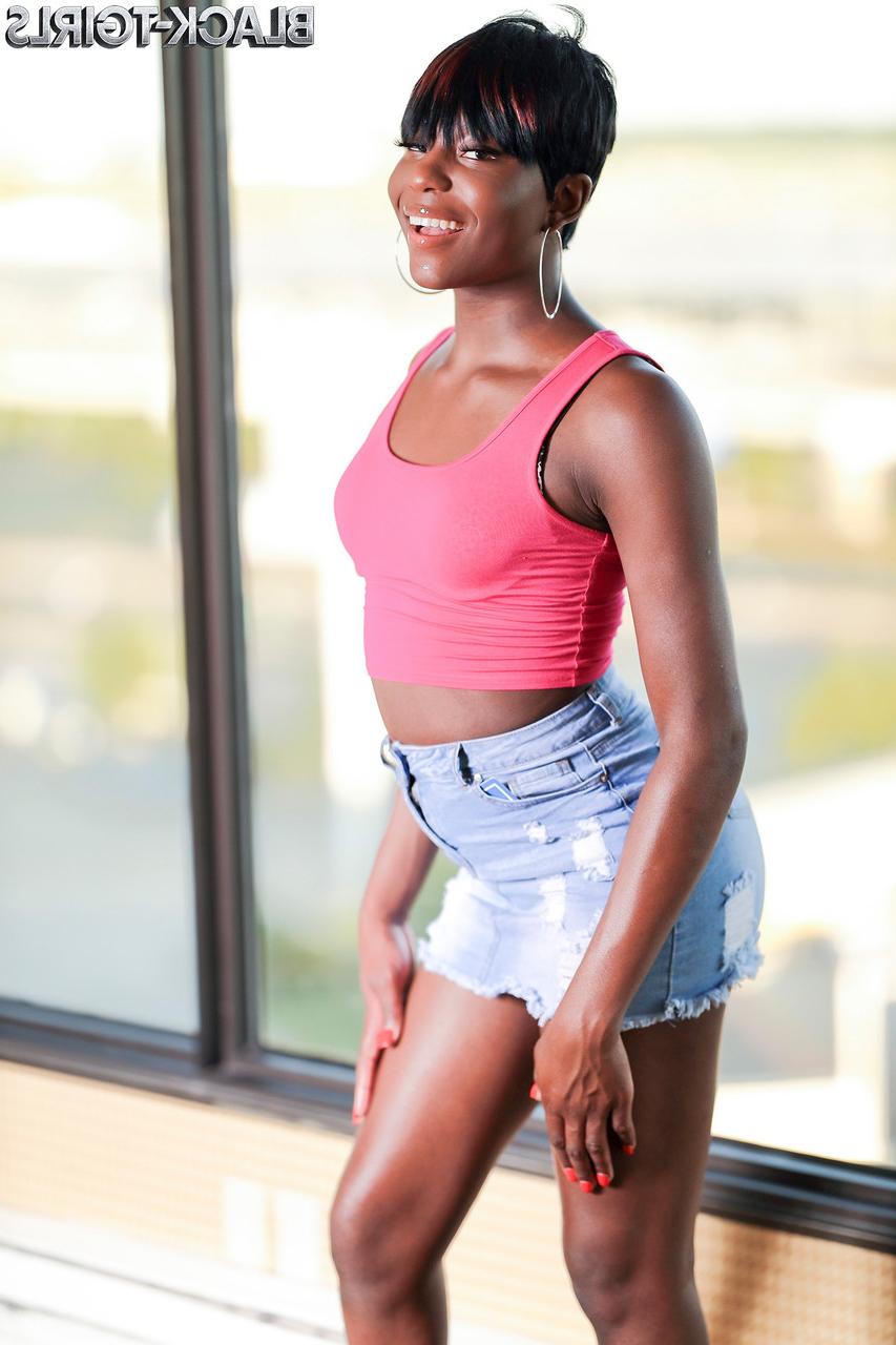 16P La jolie transexuelle ébène Lele Chocolate touche ses petits seins et sa BBC bien dure.