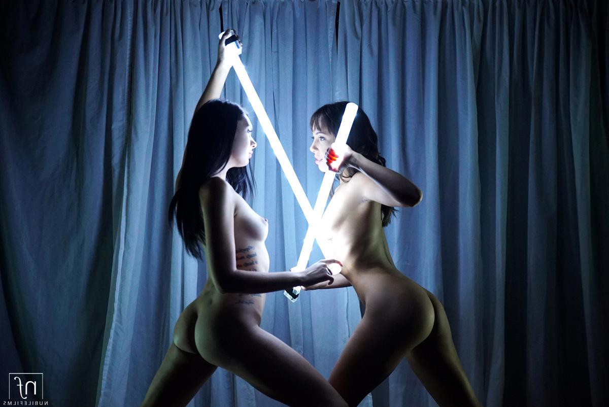 16P Lesbianas desnudas jenna sativa y marley brinx empuñan sables de luz antes de tener sexo