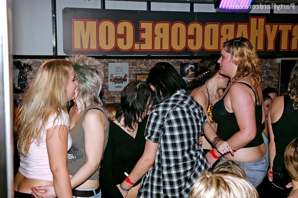 16P Slutty amateurs chicks get shagged hardcore by male strippers