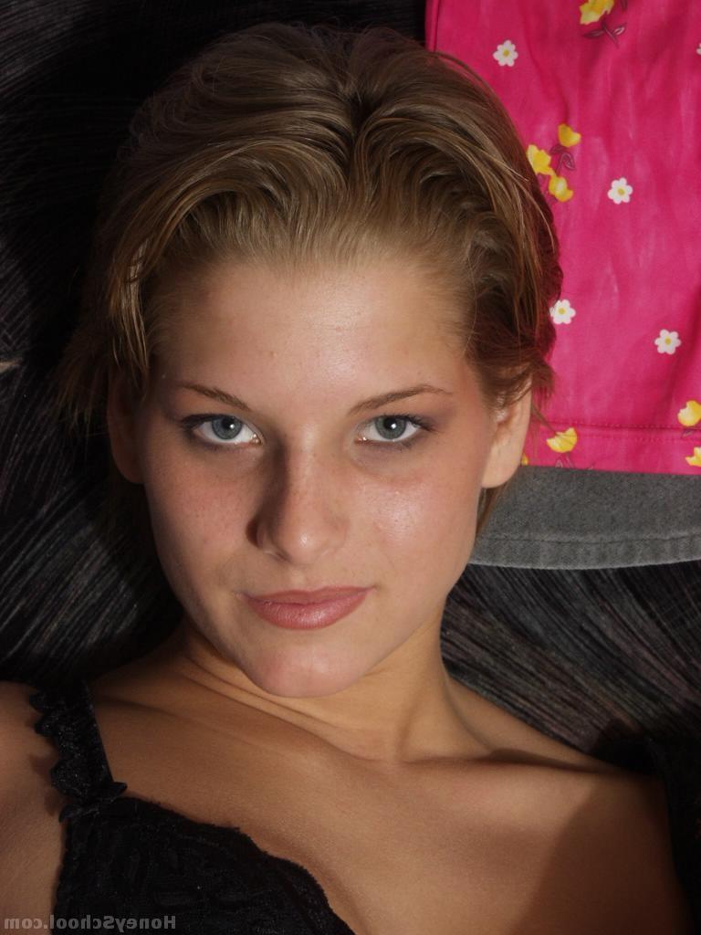 20P Das hübsche Babe Anita Babe zeigt ihre kleinen Titten und spreizt ihre beschnittene Muschi