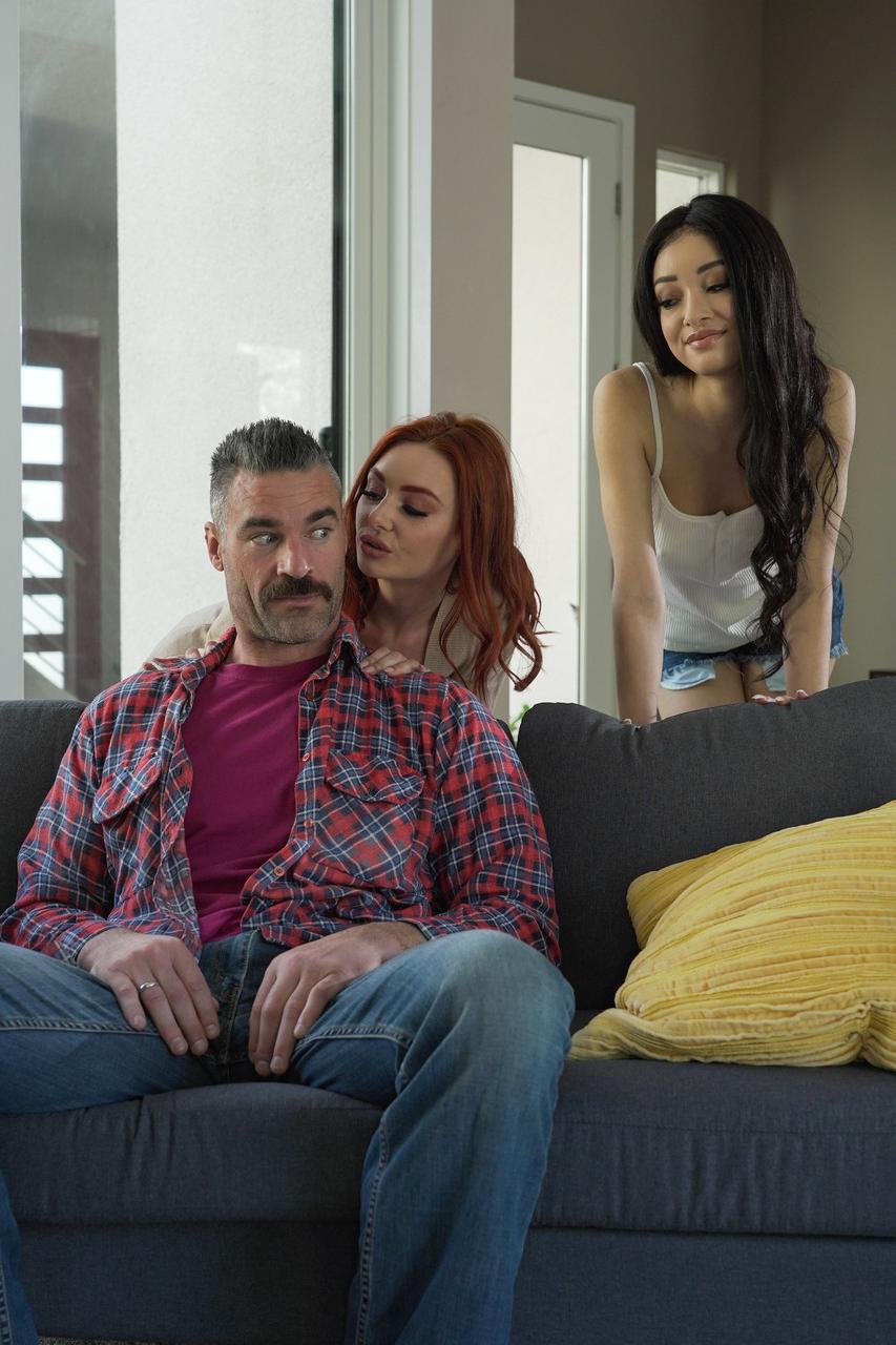 20P Les adolescentes en chaleur Scarlett Bloom et Lacy Lennon se lèchent la chatte et partagent une grosse bite.