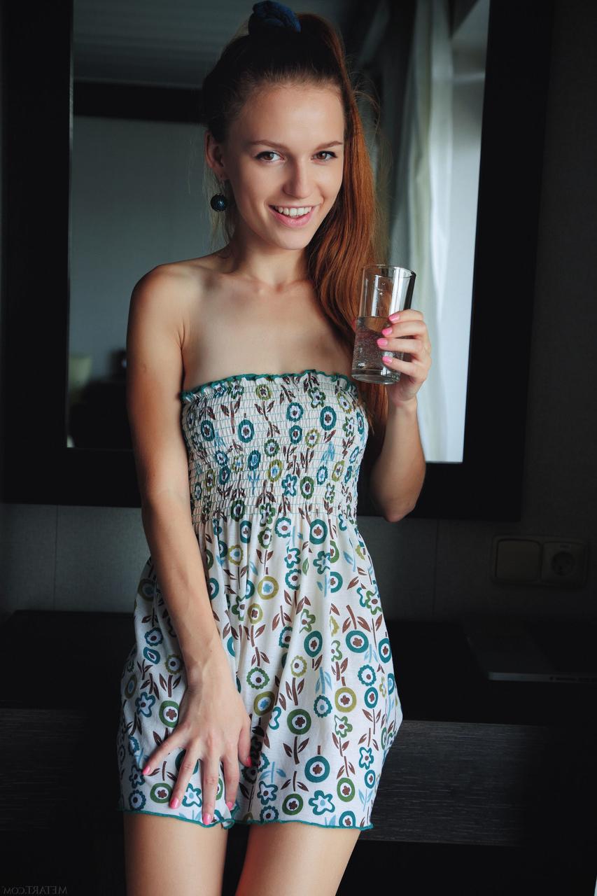17P A adorável adolescente Sofi Shane levanta o vestido para revelar sua buceta lambível