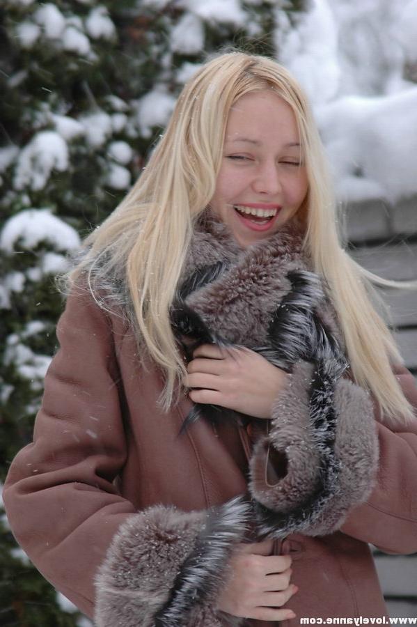 15P Loira natural mostra seu grande corpo em chão coberto de neve