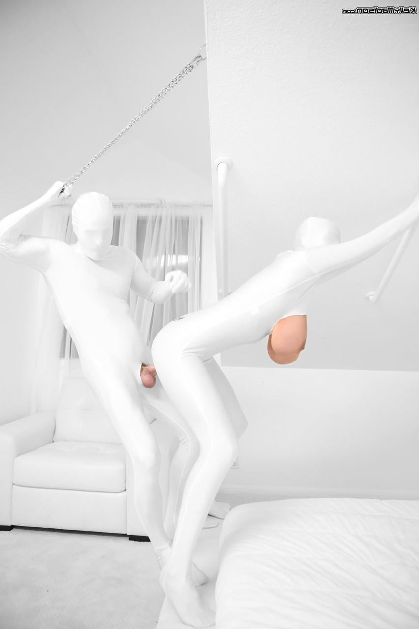 16P La pervertida pareja de estrellas porno Kelly y Ryan Madison se ponen trajes blancos para follar