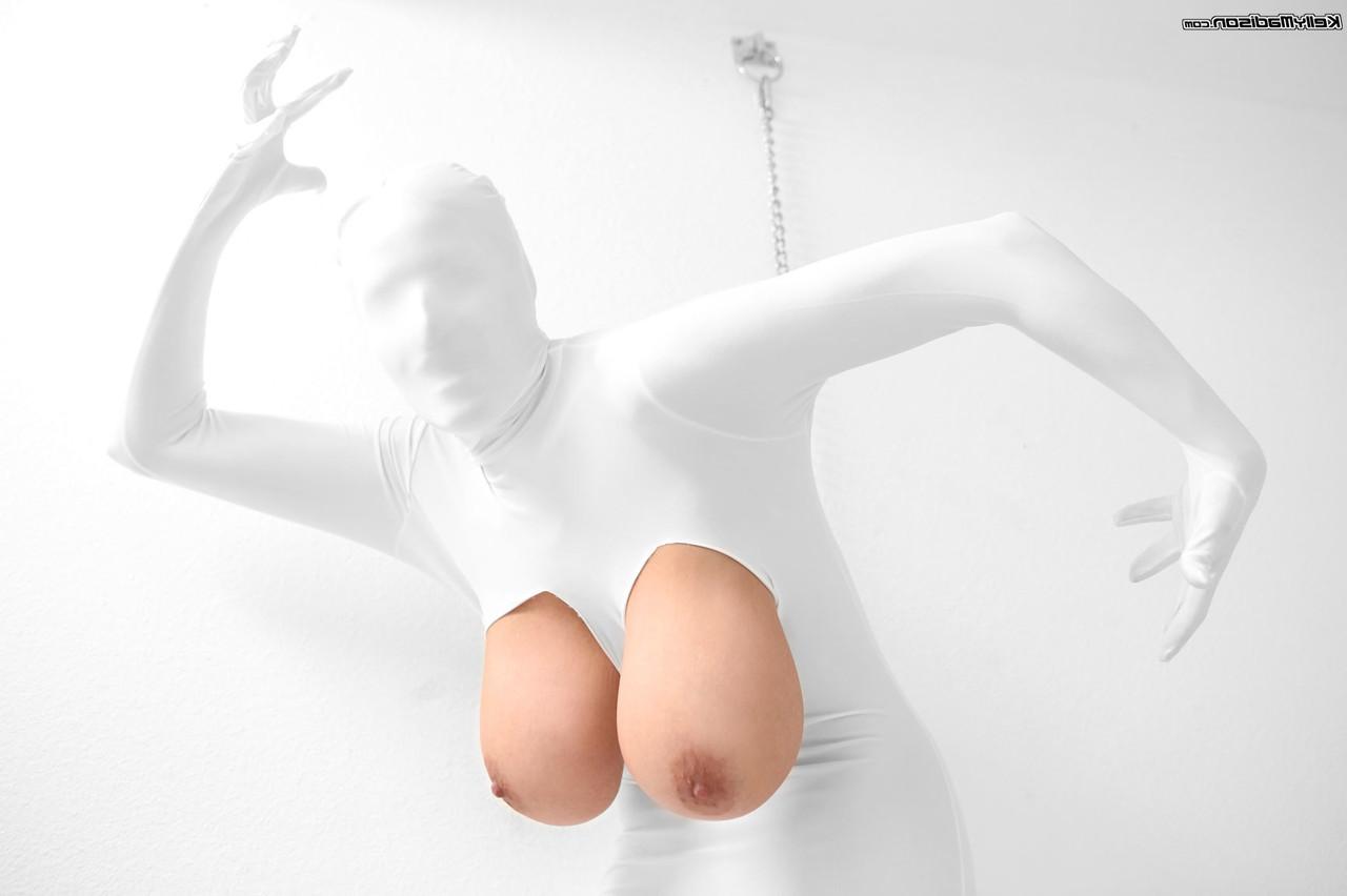 16P La pervertida pareja de estrellas porno Kelly y Ryan Madison se ponen trajes blancos para follar