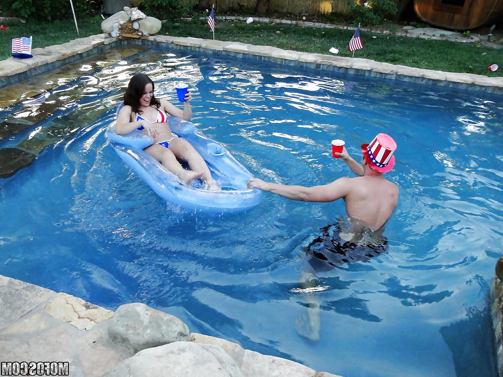 16P Vadias adolescentes Kaci, Courtney e Teagan transando na piscina na festa