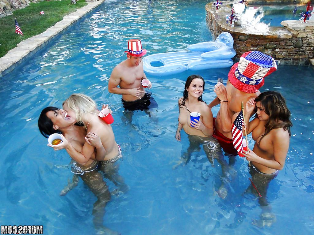 16P Vadias adolescentes Kaci, Courtney e Teagan transando na piscina na festa