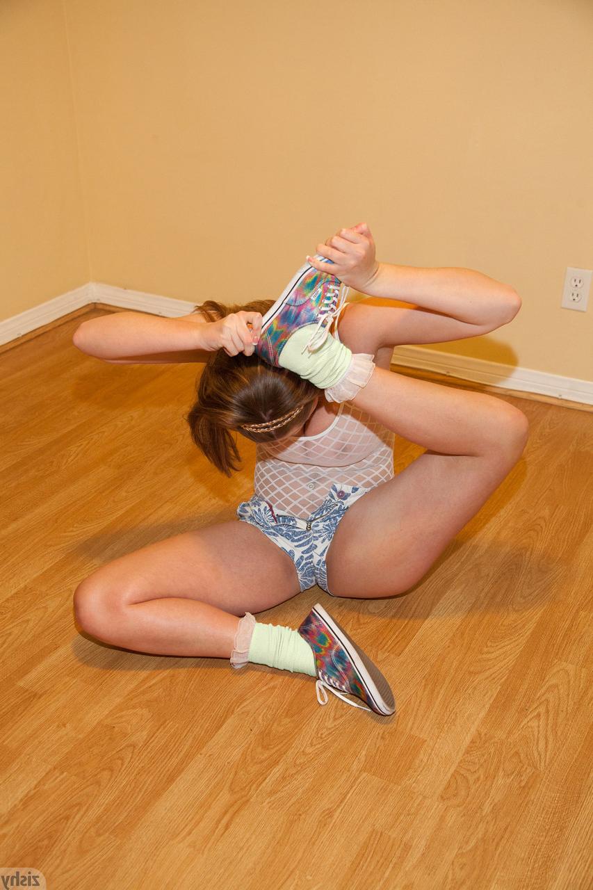12P A flexível Brooke Wylde mostra sua bunda redonda enquanto se contorce em um macacão transparente
