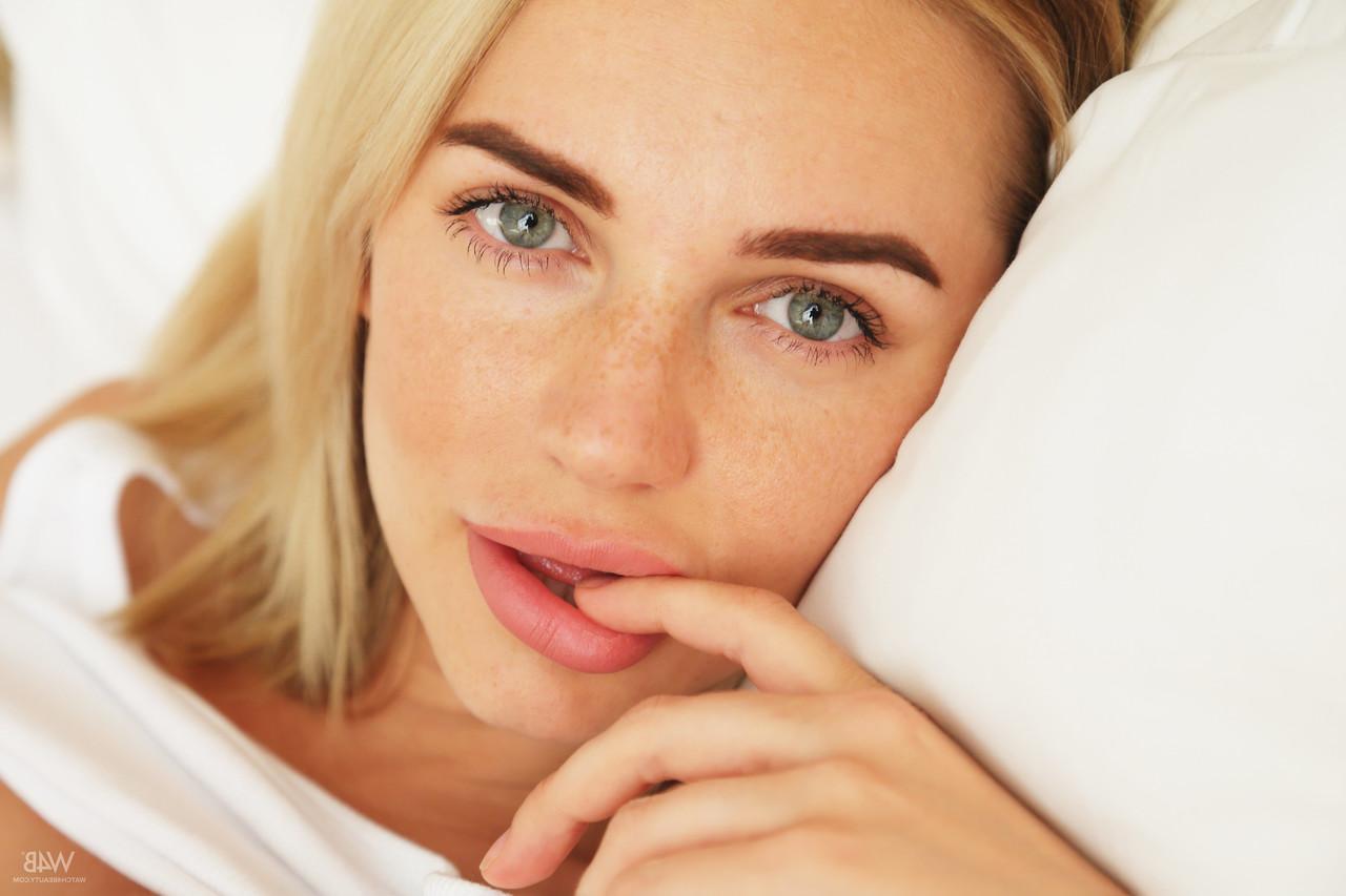 20P Die Blondine mit den sexy Lippen enthüllt Likka ihre neuen Brüste und berührt ihre Muschi