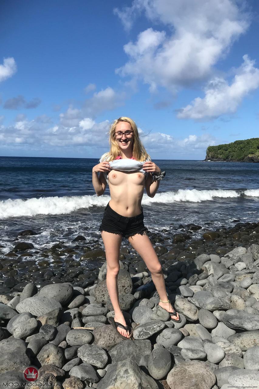 20P Die nerdige Amateurin Victoria Gracen zeigt in ihrer Zusammenstellung ihre Löcher und kleinen Titten