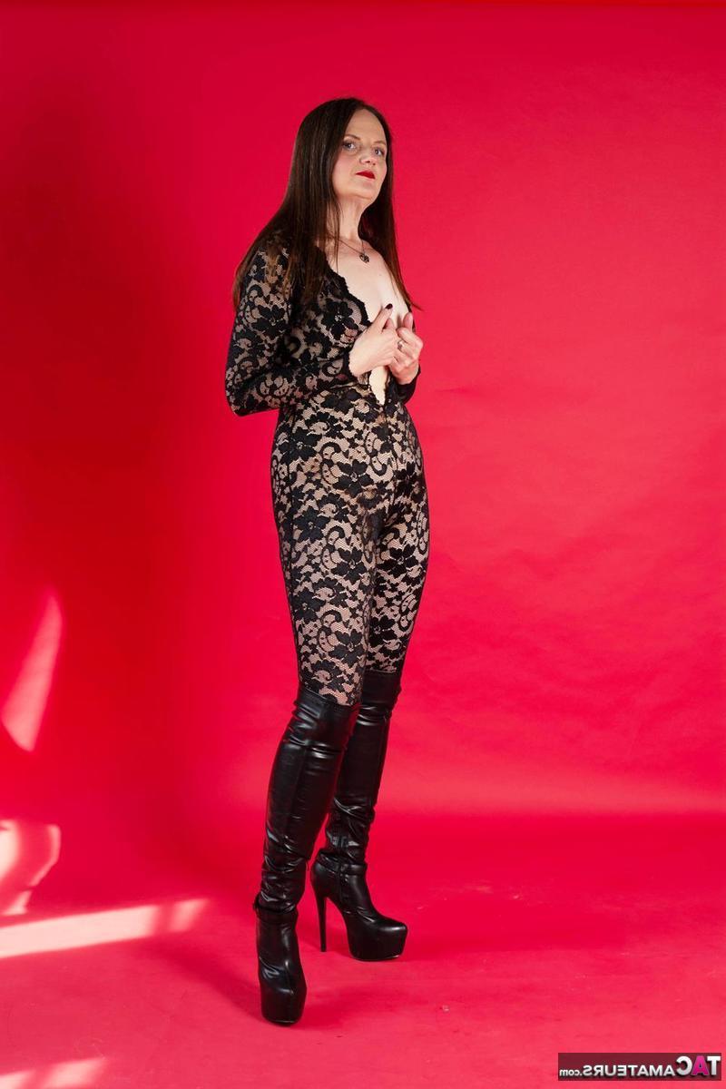 14P Die reife Frau Ginger Klixen modelt bei Solo-Action ein paar sexy Outfits