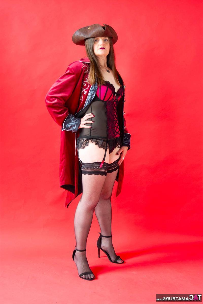 14P Die reife Frau Ginger Klixen modelt bei Solo-Action ein paar sexy Outfits