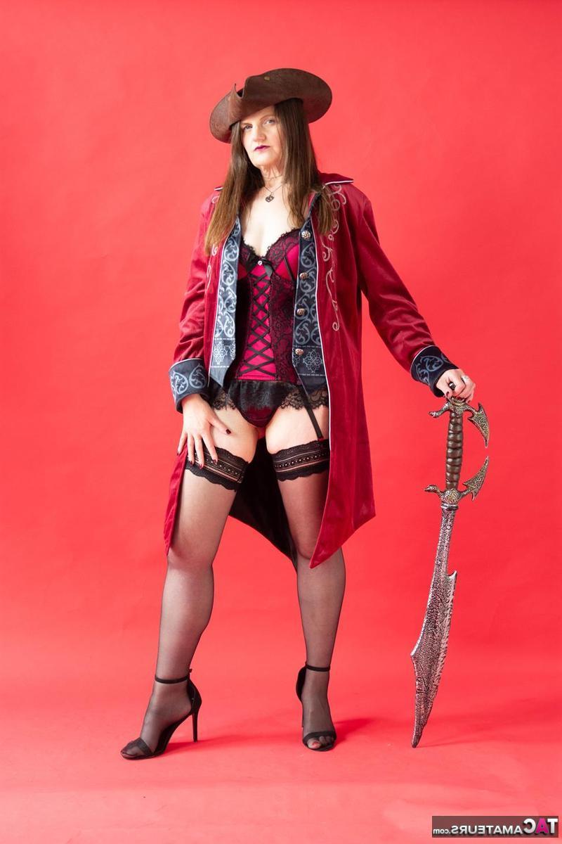 14P Die reife Frau Ginger Klixen modelt bei Solo-Action ein paar sexy Outfits