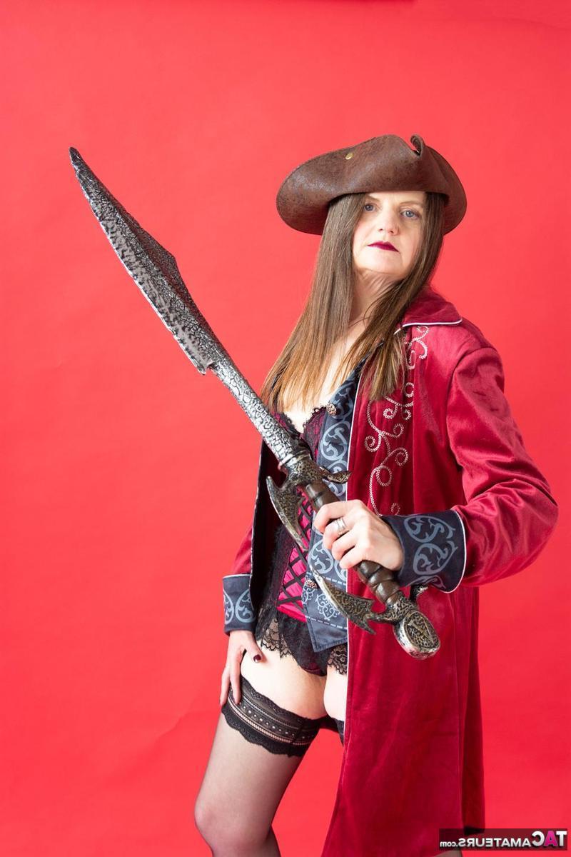14P Die reife Frau Ginger Klixen modelt bei Solo-Action ein paar sexy Outfits