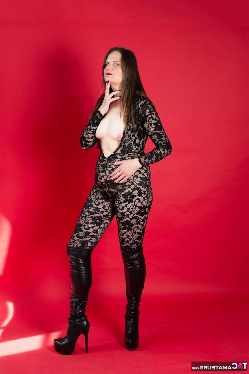 14P Die reife Frau Ginger Klixen modelt bei Solo-Action ein paar sexy Outfits