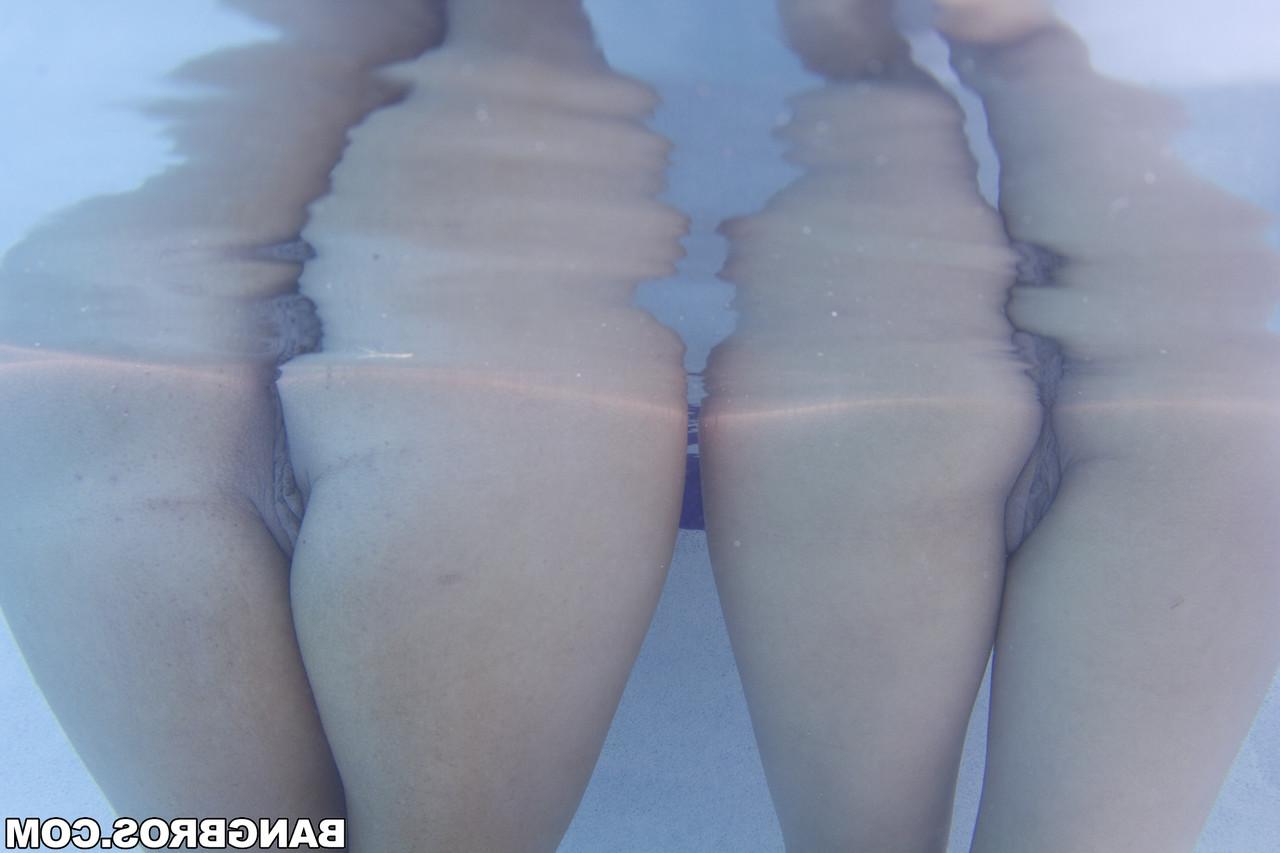 17P Las bellezas culonas amy y bella reese hacen alarde de nalgas desnudas bajo el agua