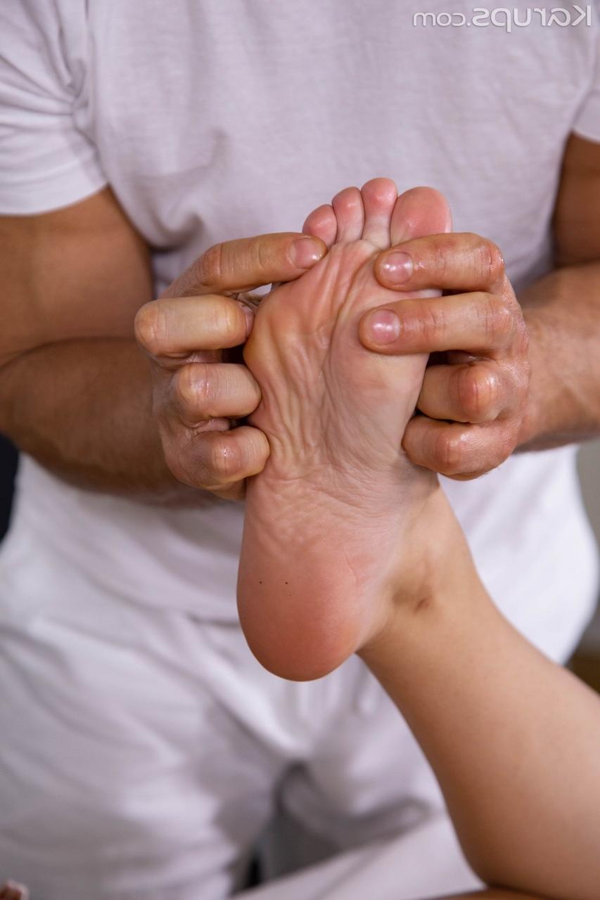 20P A adolescente americana Bella Rico recebe massagem nos pés e buceta fodida pelo massagista