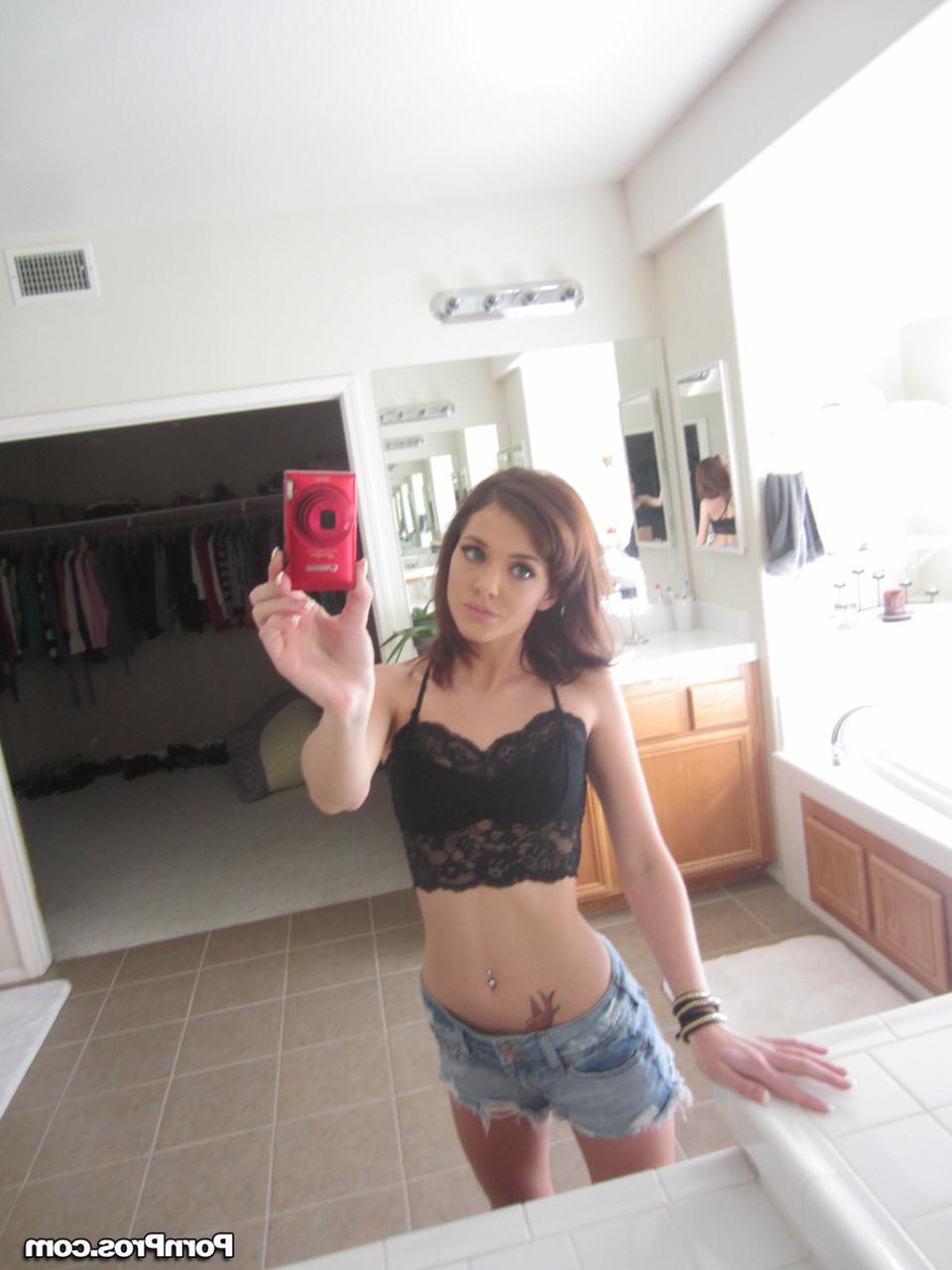 17P Die großäugige Brünette Kiera Winters macht Selfies von ihren kleinen Titten und ihrer gespreizten Muschi