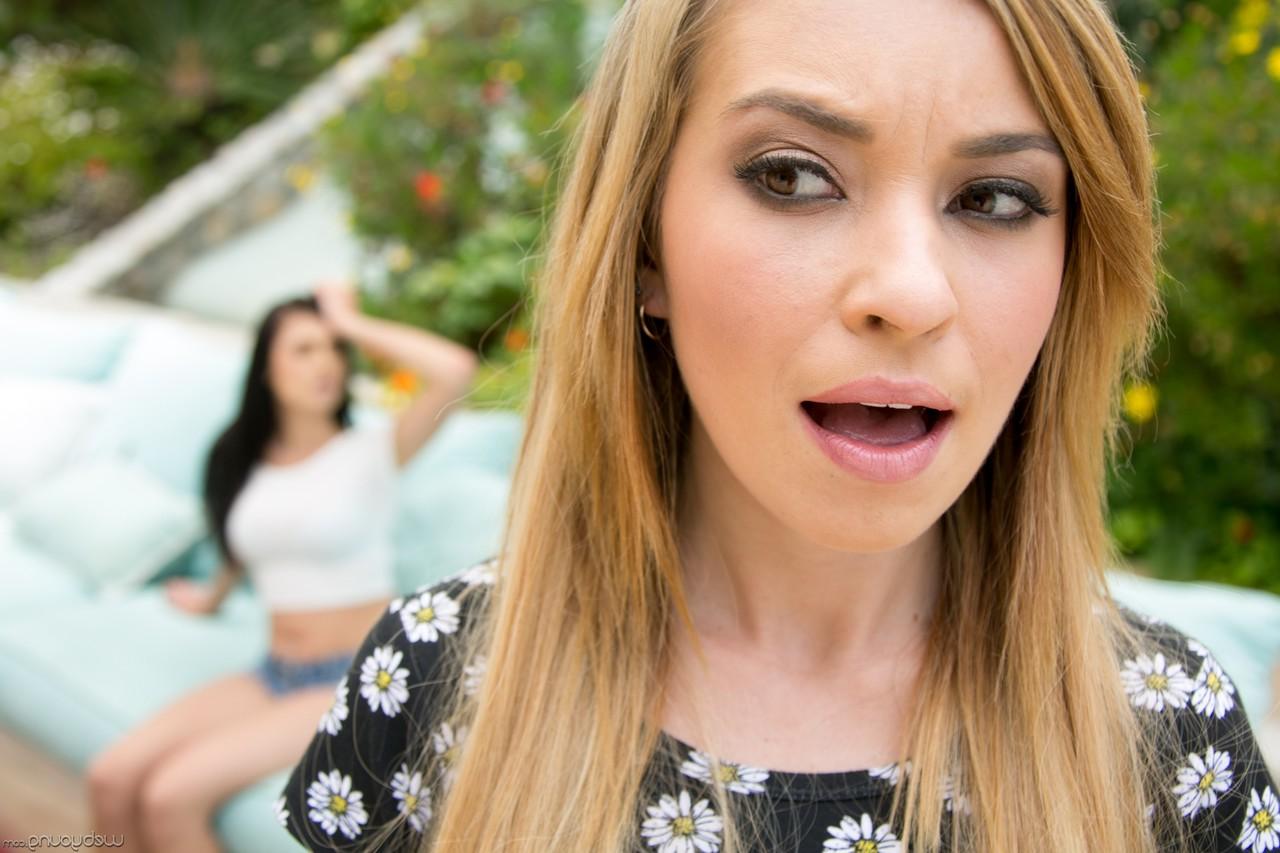 17P Las jóvenes graduadas Kylie Nicole y Marley Brinx curan la resaca con sexo lésbico