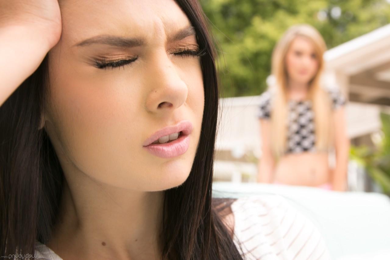 17P Las jóvenes graduadas Kylie Nicole y Marley Brinx curan la resaca con sexo lésbico