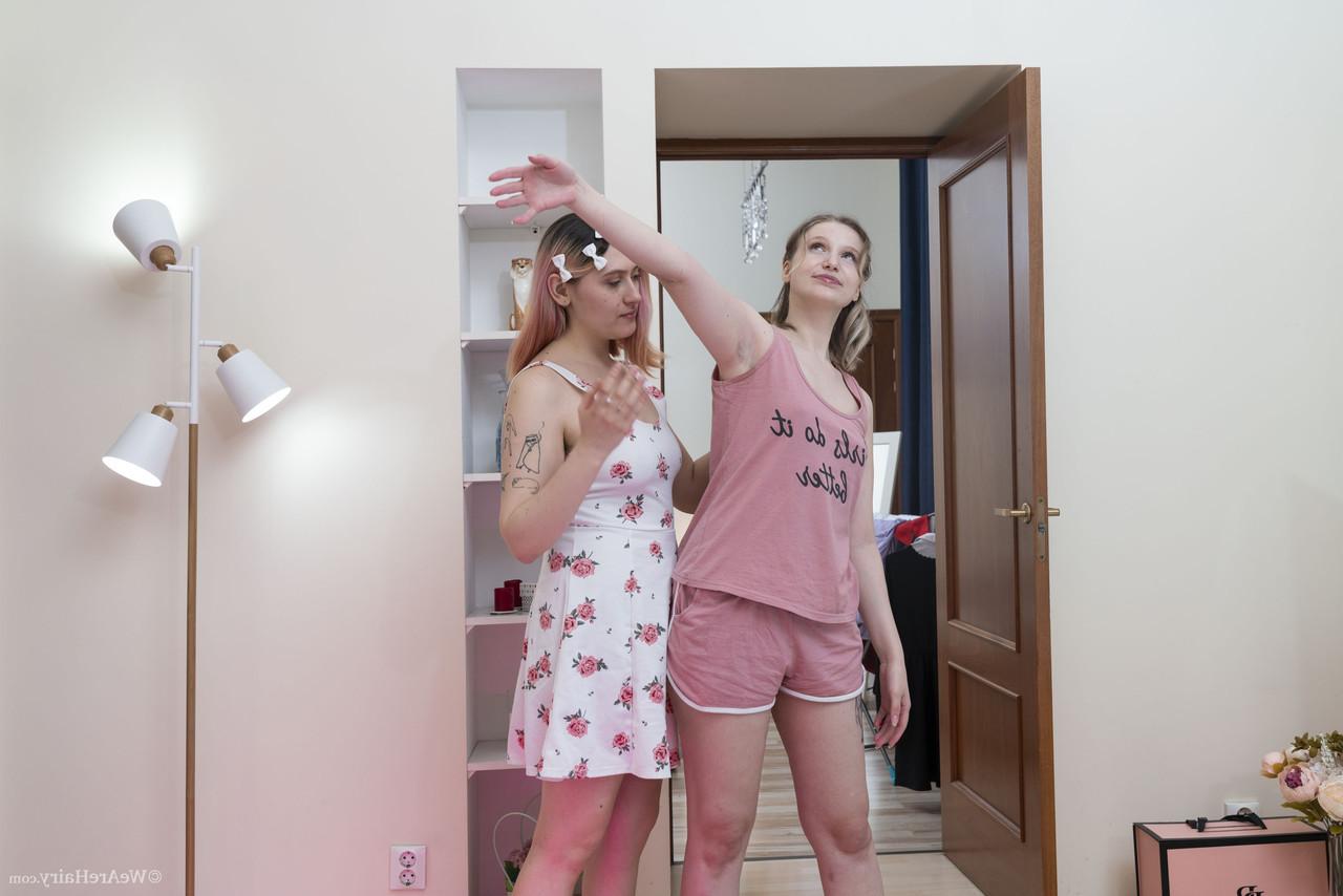 20P Die Lesbe Stasy Starando und ihre sexy Freundin lecken sich gegenseitig die haarige Muschi