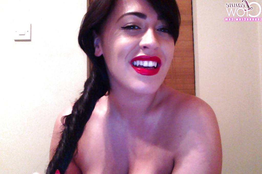 16P La estrella porno europea Leanne Crow se toma algunas fotos sexys mientras está desnuda