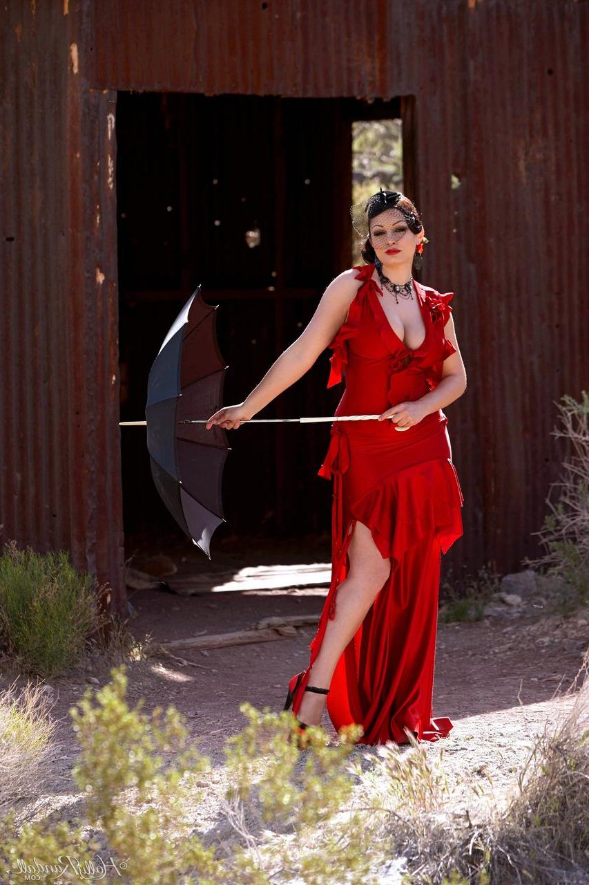 12P A bela morena Aria Giovanni libera seus peitos grandes e tira um vestido vermelho