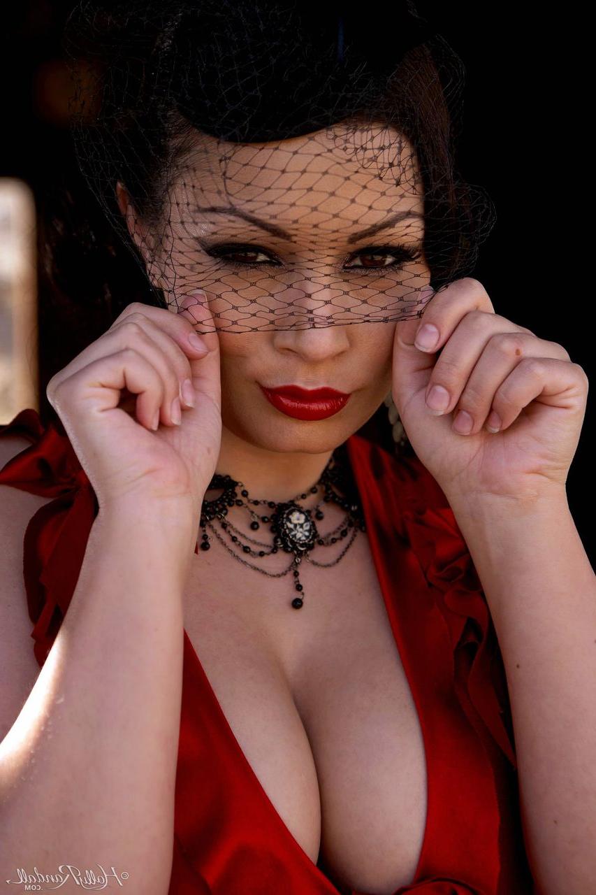 12P A bela morena Aria Giovanni libera seus peitos grandes e tira um vestido vermelho