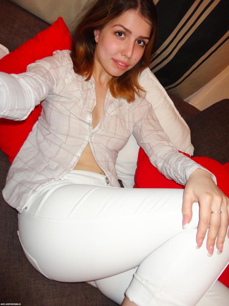 16P Adolescente europeu com peitos finos e bunda curvilínea Samanta B excelente jogo solo na câmera