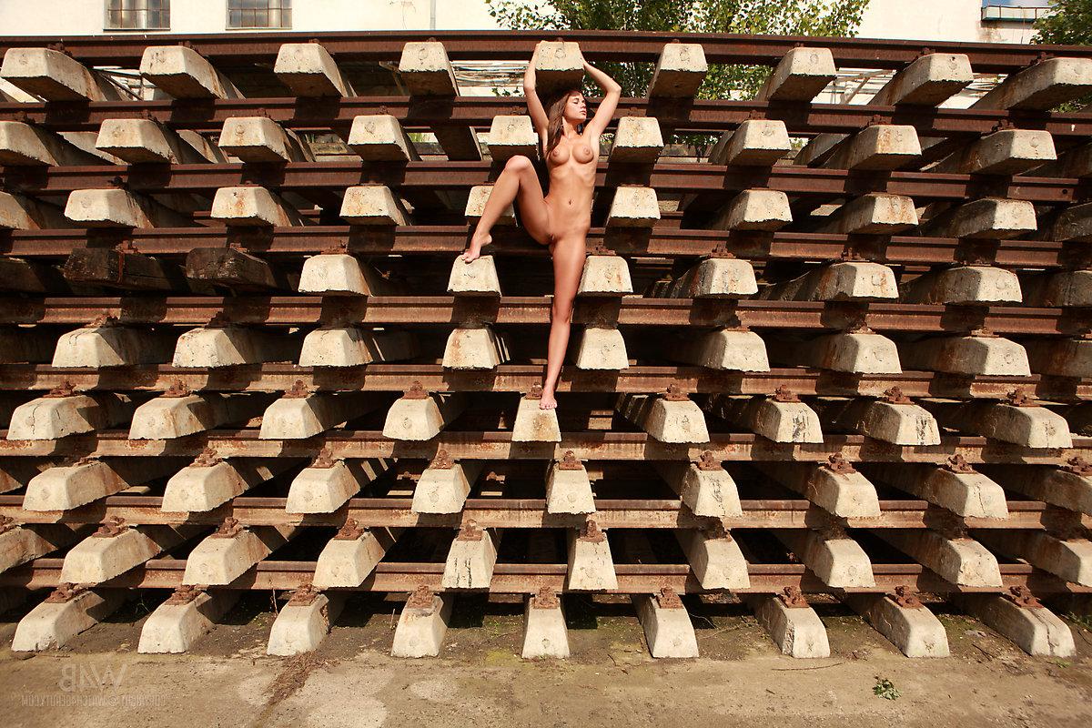16P La joven belleza Little Caprice logra magníficas poses desnuda en un sitio industrial