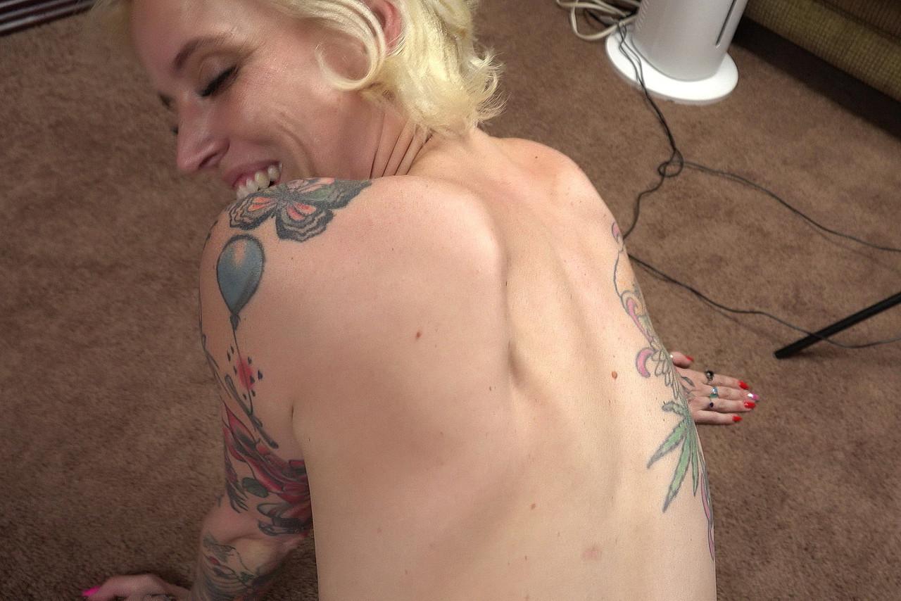 20P La zorra tatuada Kitt Jones lamida el coño antes de tener sexo duro en POV