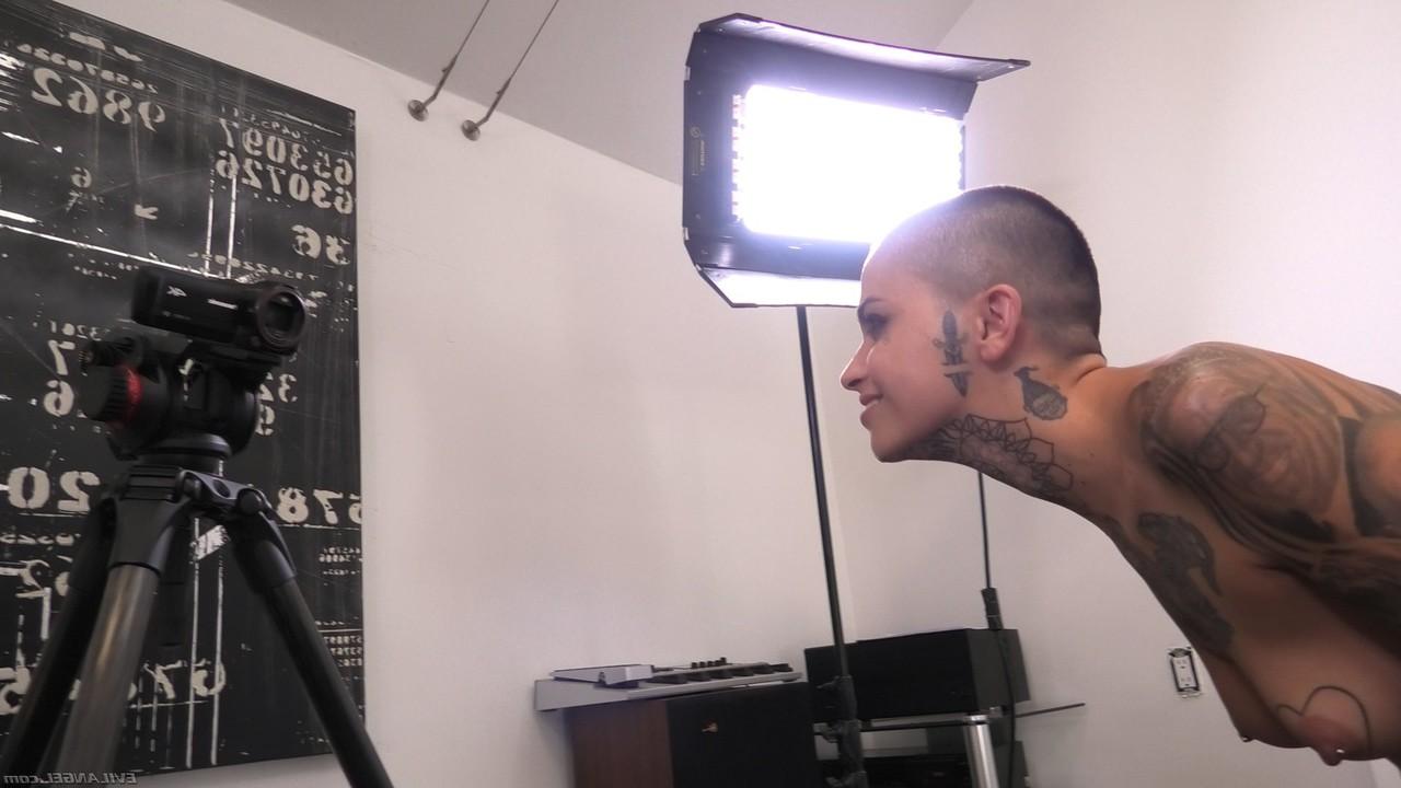 20P Las bisexuales Riley Nixon y Leigh Raven se lamen el coño en un trío anal salvaje