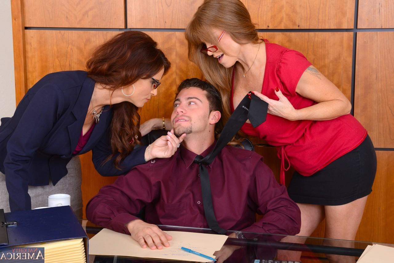 20P Darla Crane et Syren De Mer, salopes matures aux gros seins, baisent leur patron au travail.