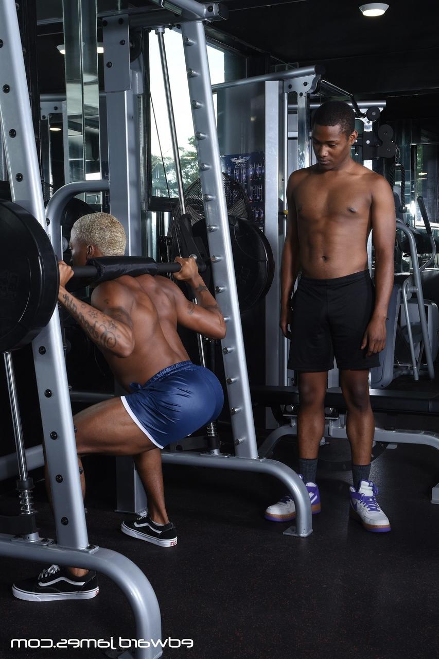 20P Die muskulösen schwarzen Schwulen Debonair und M Ceo LongStroke haben Analsex im Fitnessstudio