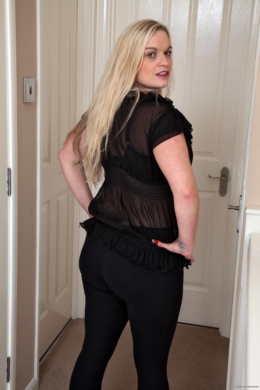 20P La sexy madre amateur Jasmine se desnuda en el pasillo y muestra sus curvas y su coño peludo