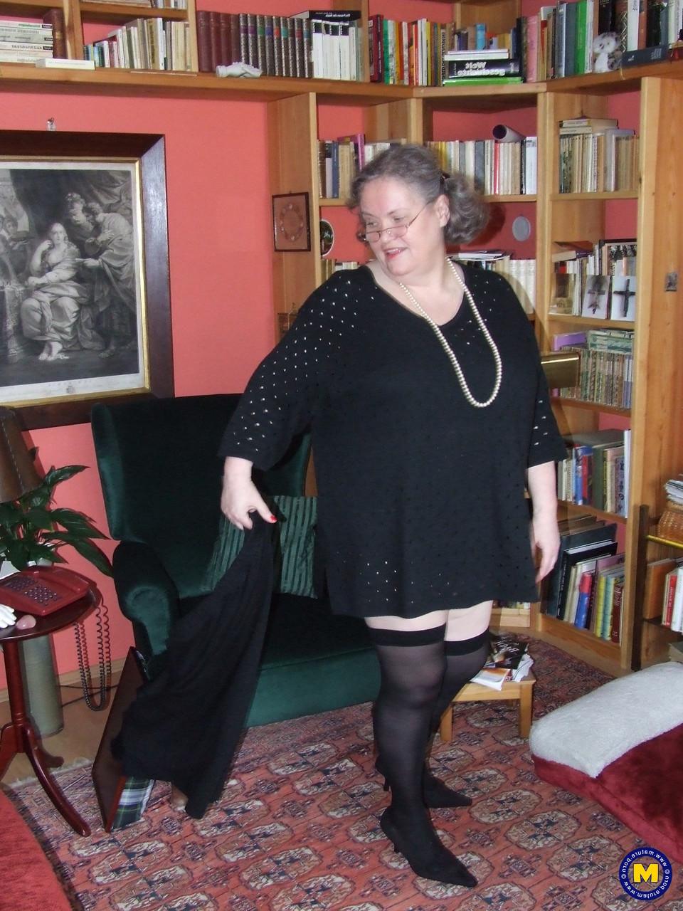 20P Birgid, grosse femme mûre, enlève ses vêtements et sa lingerie pour montrer son corps énorme.