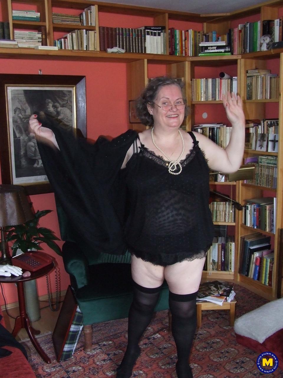 20P Birgid, grosse femme mûre, enlève ses vêtements et sa lingerie pour montrer son corps énorme.