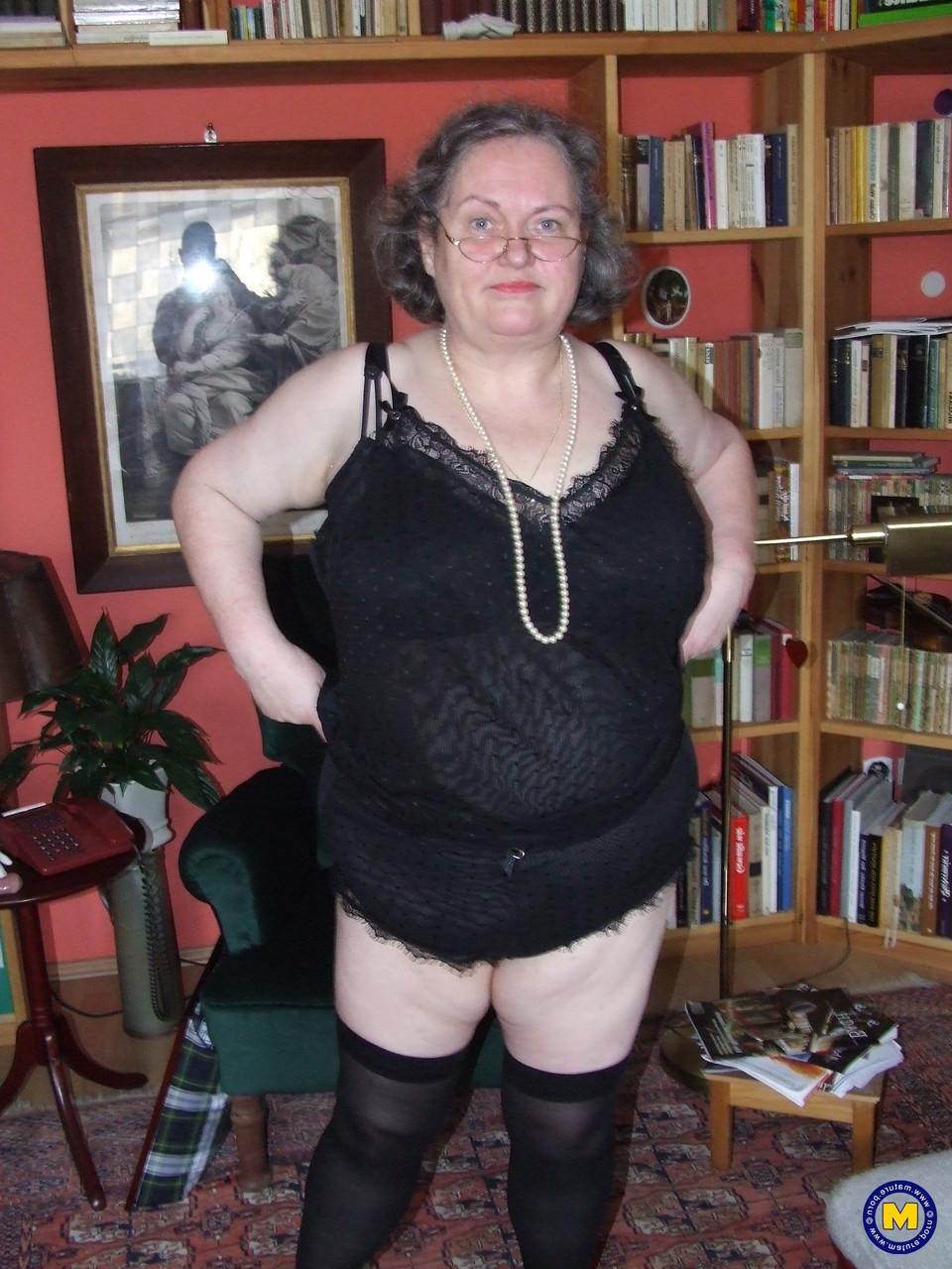 20P Birgid, grosse femme mûre, enlève ses vêtements et sa lingerie pour montrer son corps énorme.